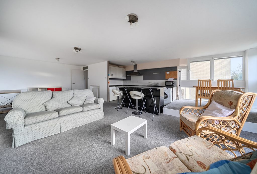 Property photo 3 of 11 1385800-1-69271Bb...