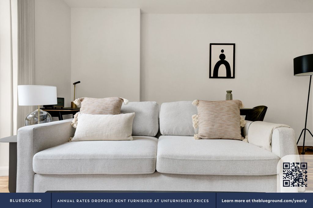 Property photo 3 of 34 Living Room