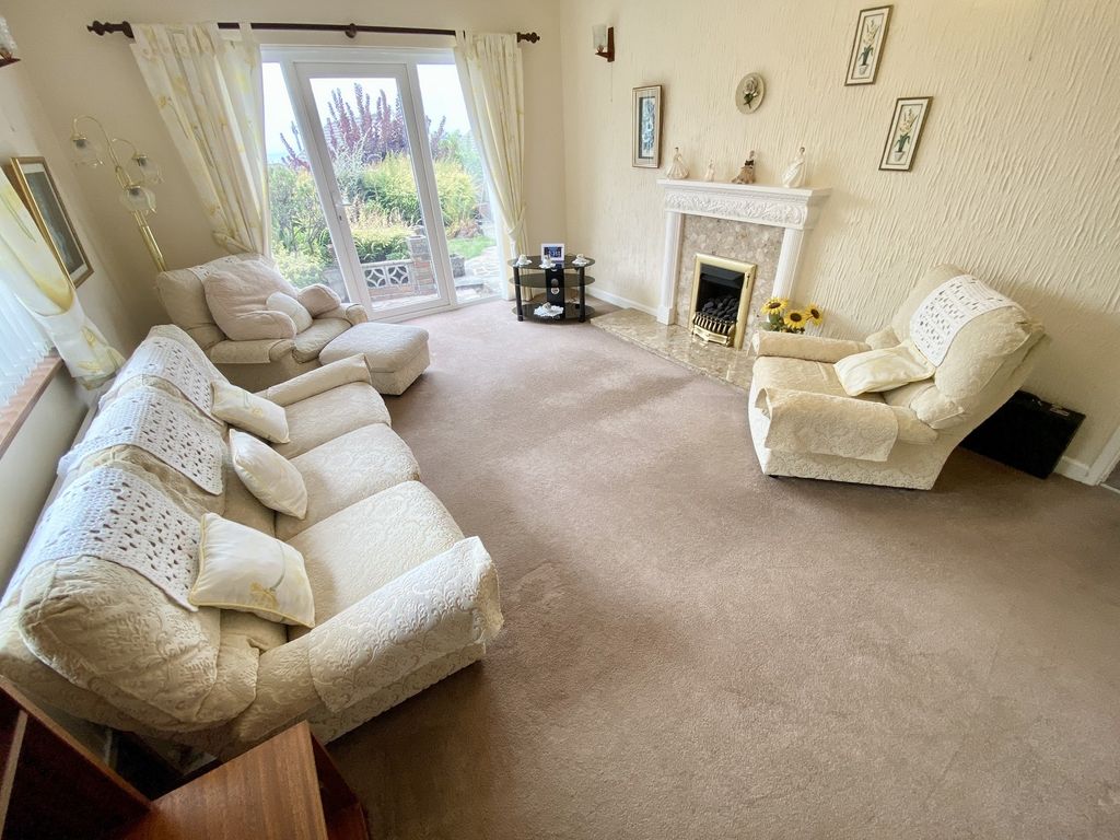 Property photo 3 of 16 Lounge
