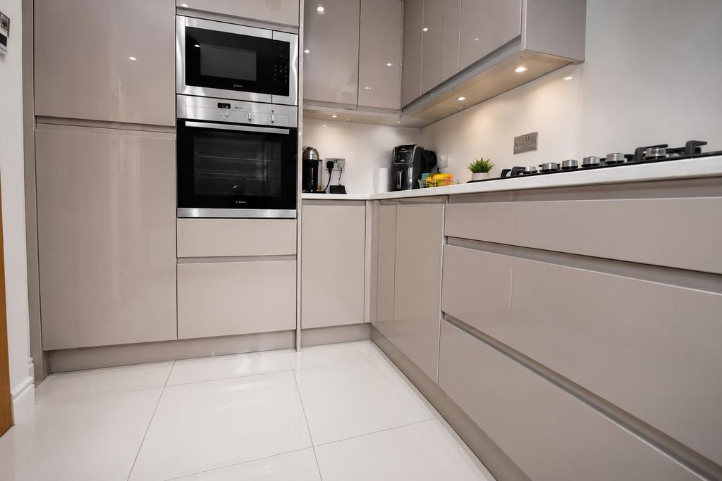 Property photo 2 of 15 Modern Fitted Kitchen