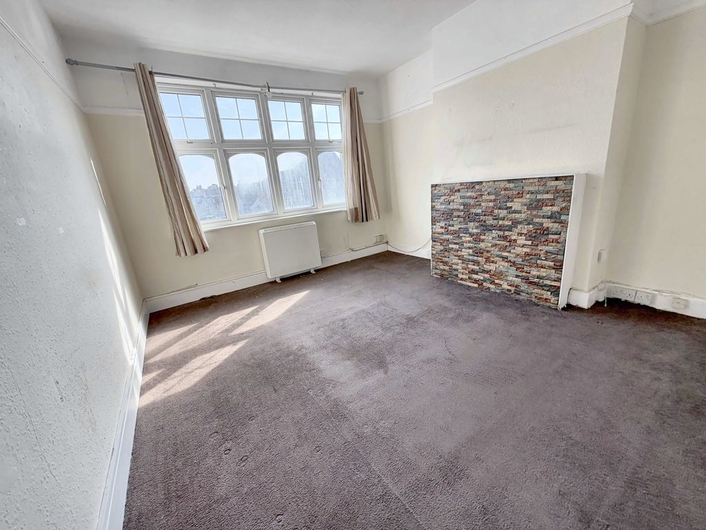 Property photo 1 of 7 3 Bed Flat To Rent Kenton Road, Harrow Ha3 8Bx