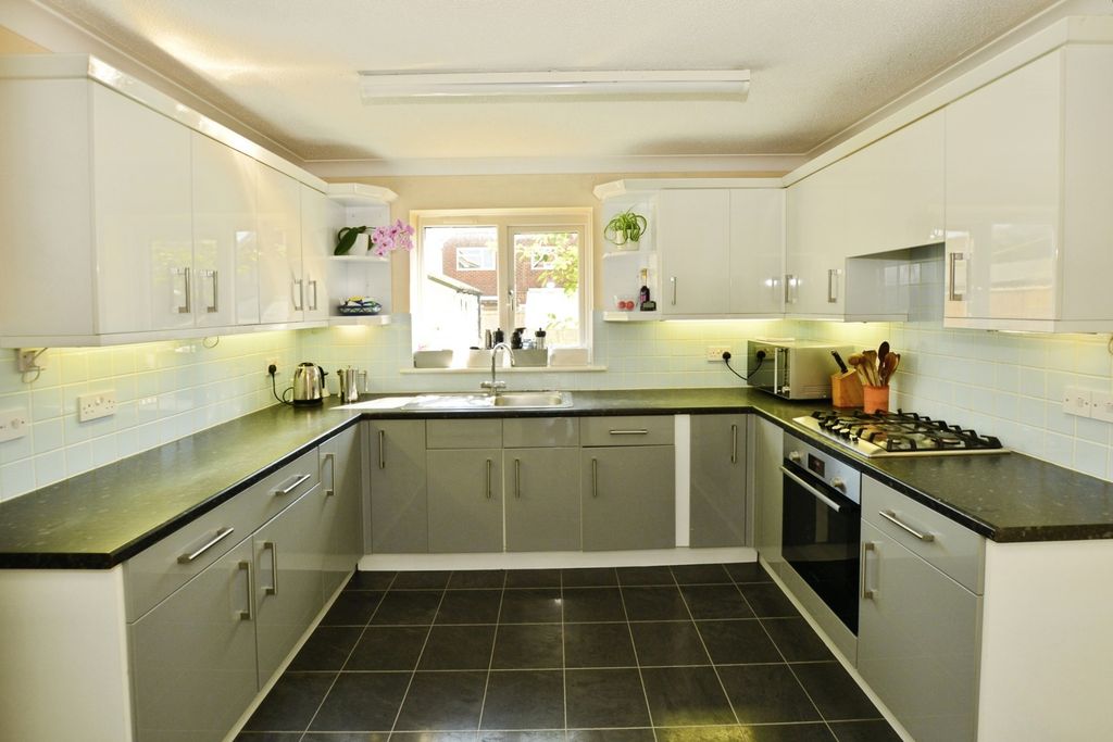 Property photo 2 of 17 Kitchen