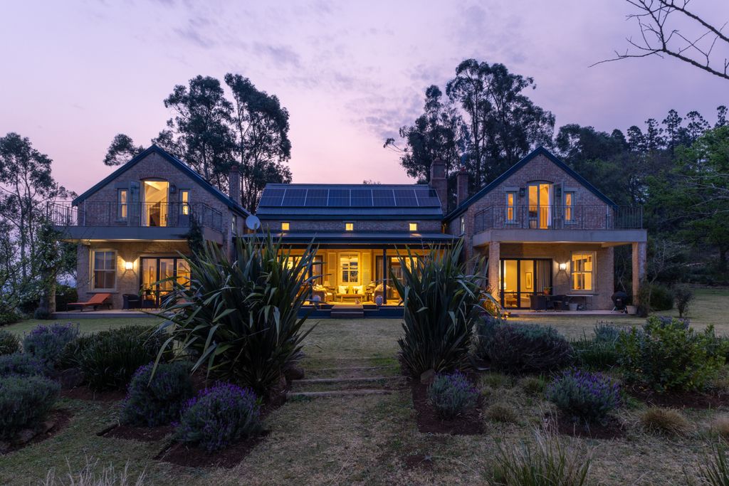 Property photo 2 of 34 Just Stunning