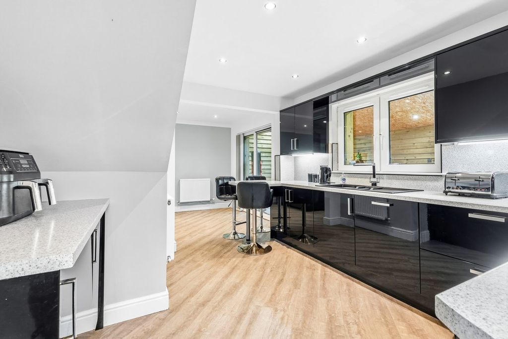 Property photo 3 of 26