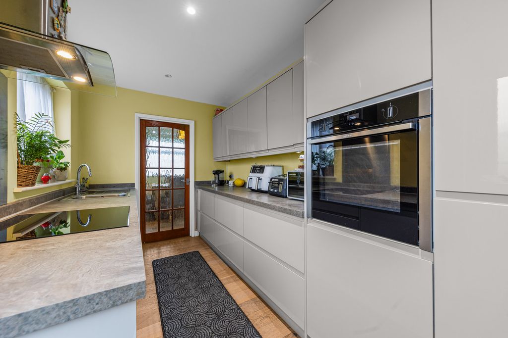 Property photo 3 of 23