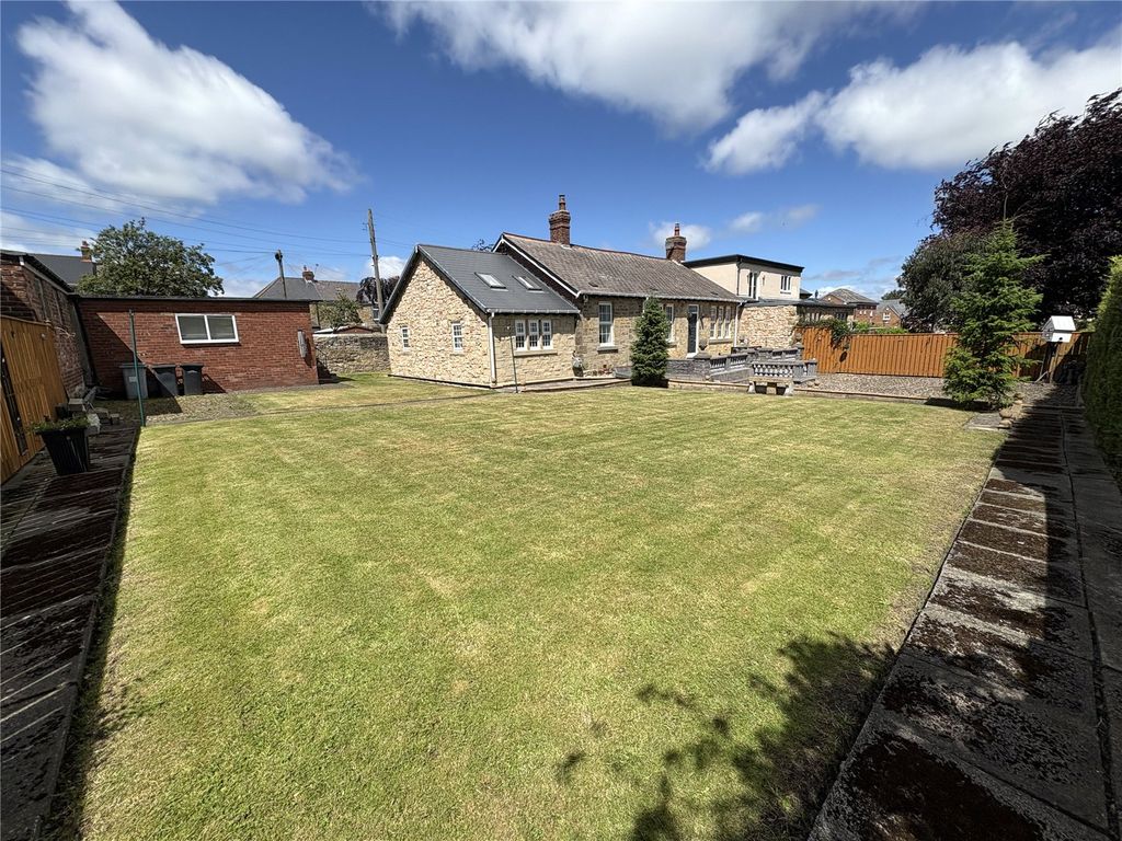 Property photo 1 of 35 Picture No. 32