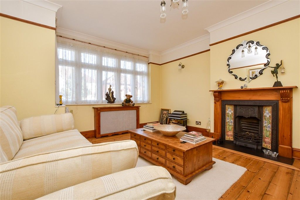 Property photo 1 of 17 Lounge