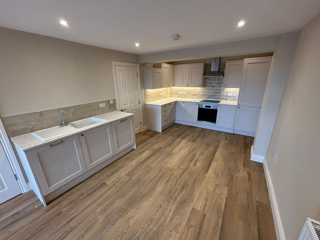 Property photo 3 of 12 Kitchen