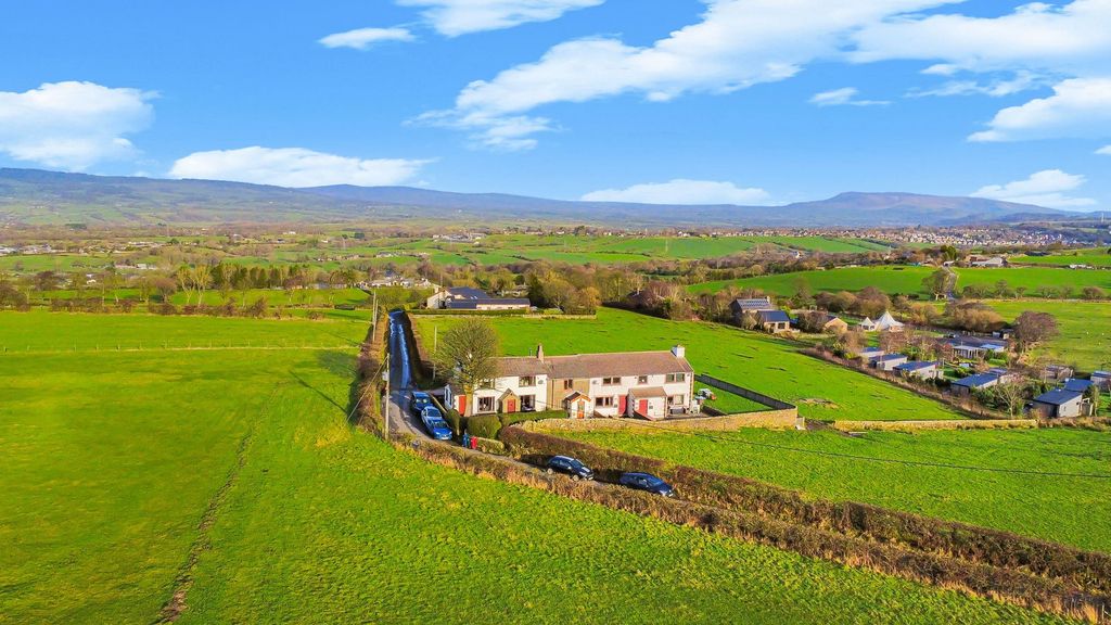 Property photo 2 of 27