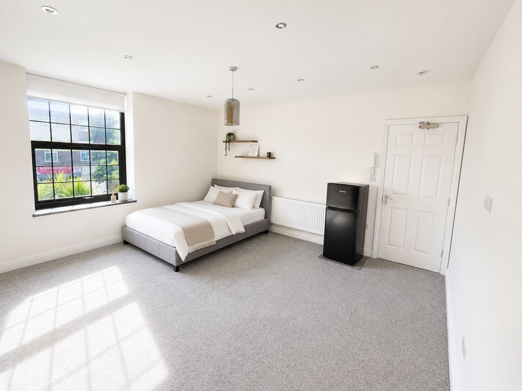 Property photo 2 of 4 Bright And Airy Bedroom With Modern Furnishings...