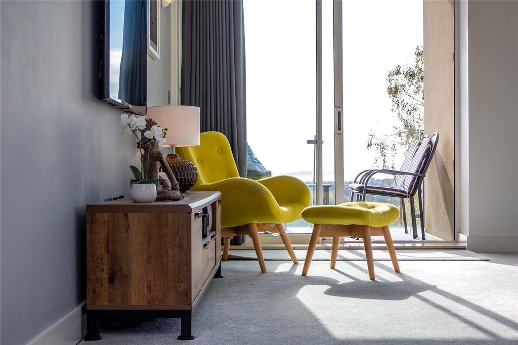 Property photo 3 of 12 Seating Area