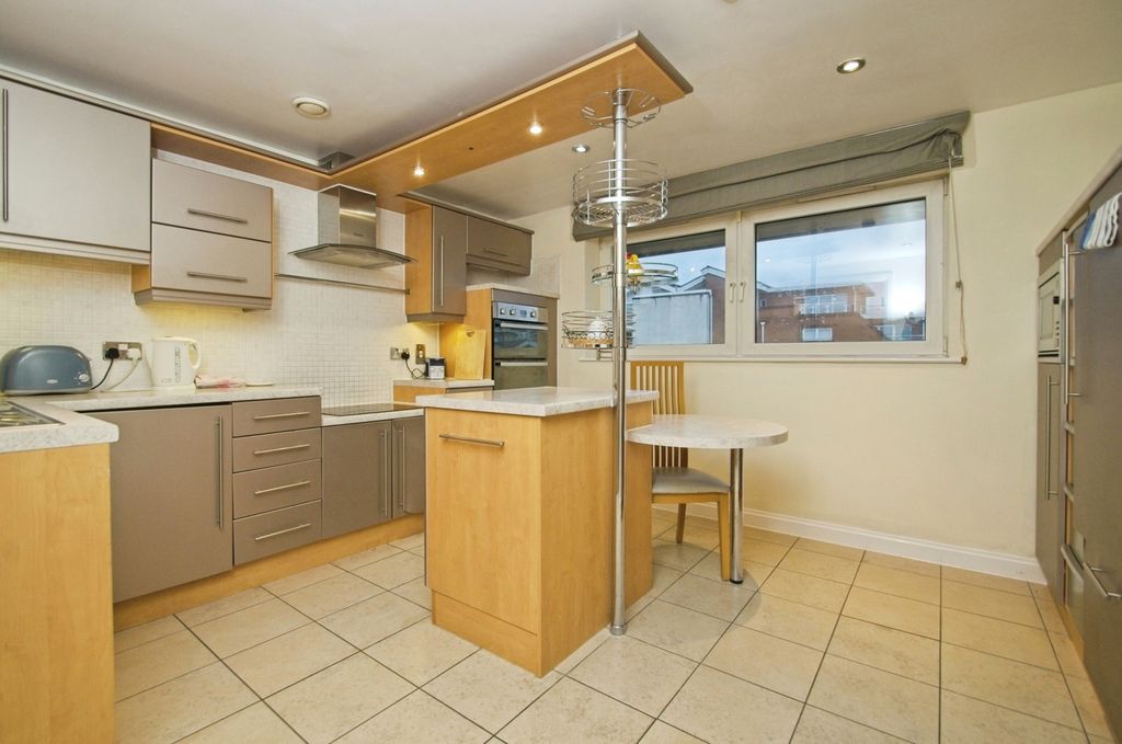 Property photo 3 of 20 Kitchen