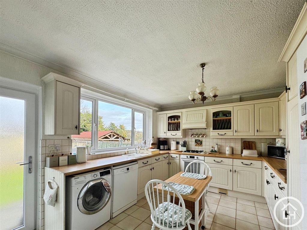 Property photo 3 of 16 Kitchen