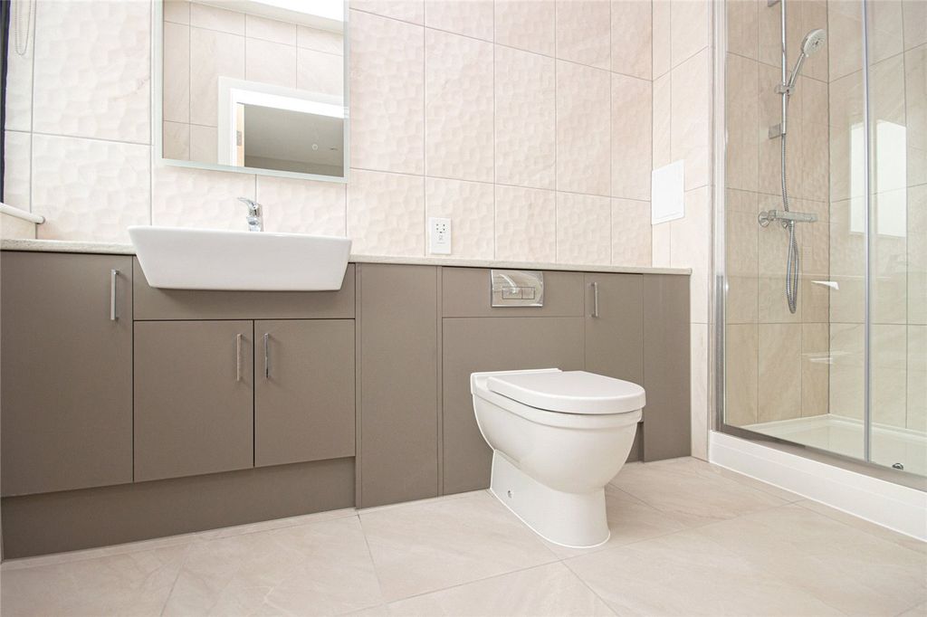 Property photo 3 of 11 Ensuite