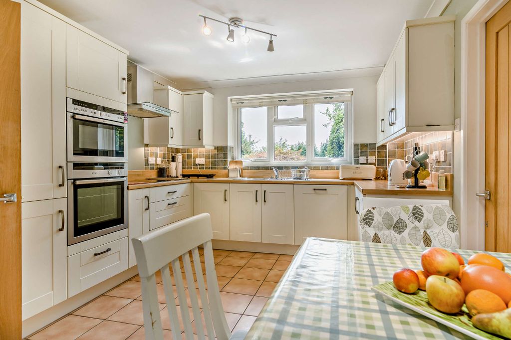 Property photo 3 of 21 8699372-Interior10-800