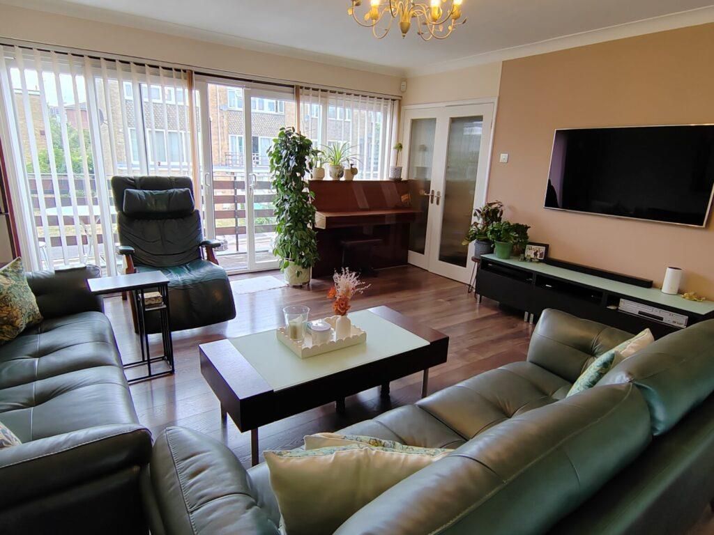 Property photo 3 of 15 Lounge