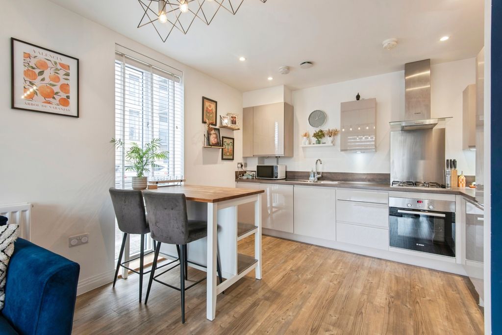 Property photo 3 of 16 Kitchen/Lounge