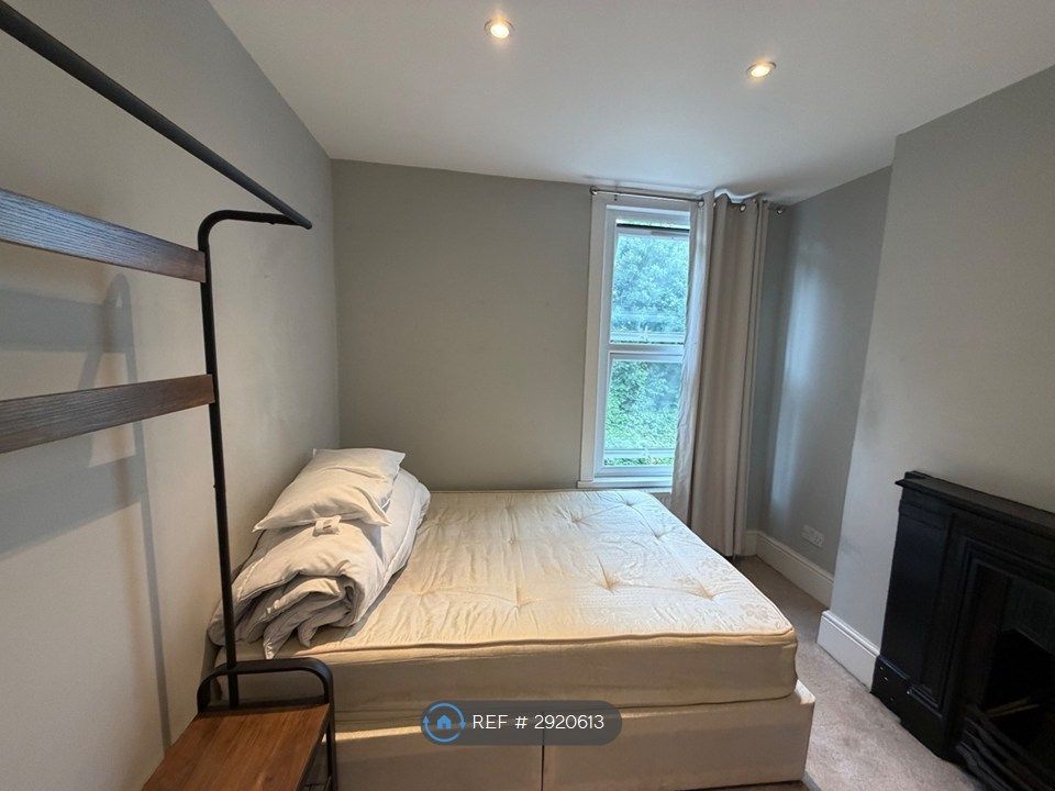 Property photo 2 of 10 Bed Can Be Moved To Different Parts Of The Room