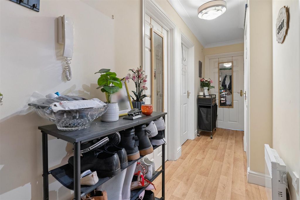 Property photo 3 of 8 43 Covesfield-Hr9.Jpg