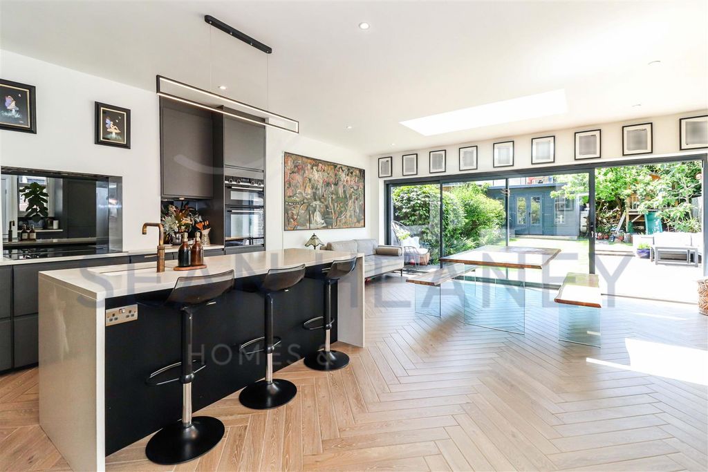 Property photo 2 of 41