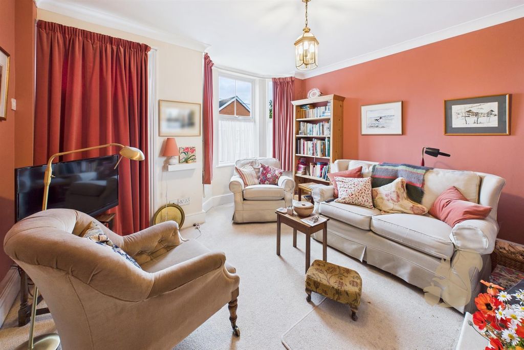 Property photo 2 of 16 Lounge