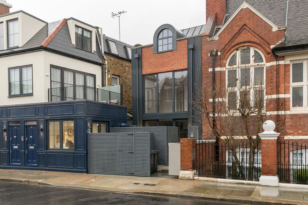 Property photo 1 of 21