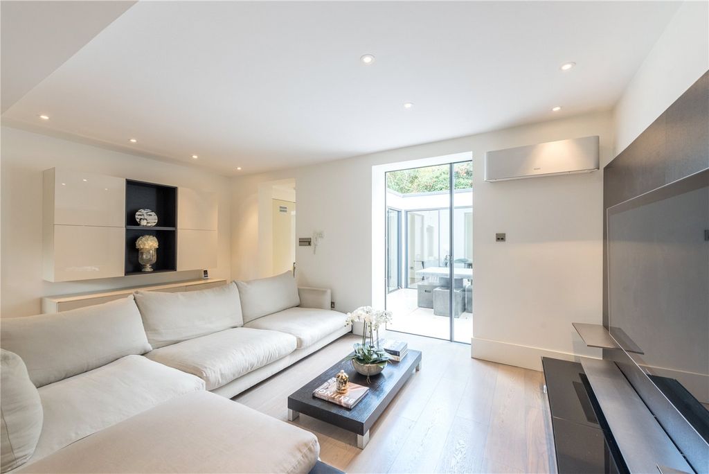 Property photo 3 of 14 Ground Floor