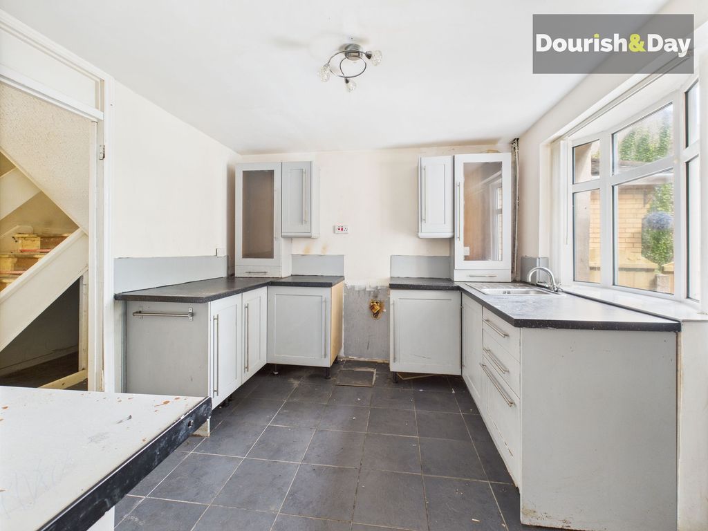 Property photo 2 of 16 Fitted Kitchen
