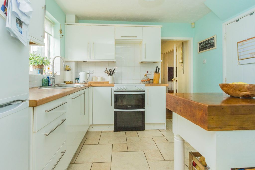 Property photo 2 of 16 Kitchen
