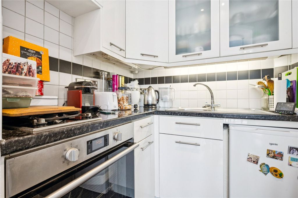 Property photo 3 of 11 Kitchen