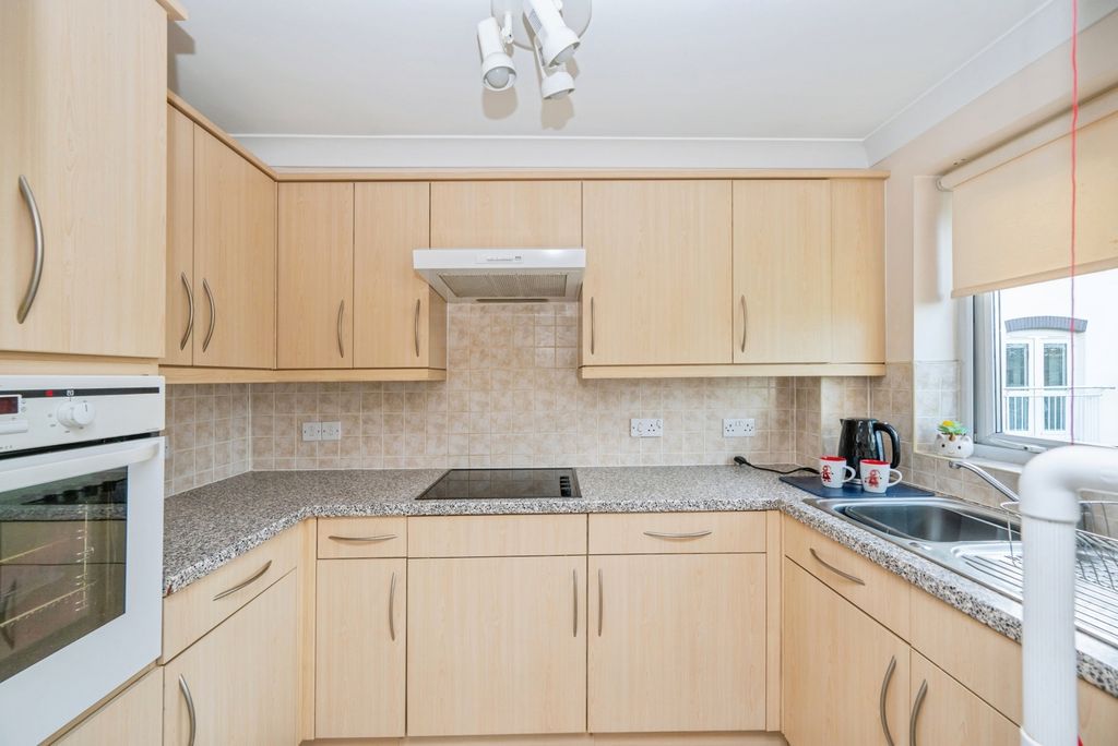 Property photo 3 of 19 Kitchen