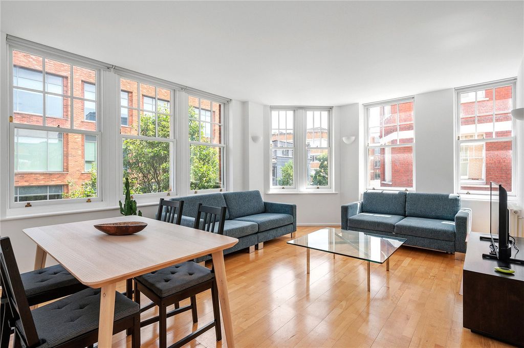 Property photo 1 of 13 Living / Dining Area