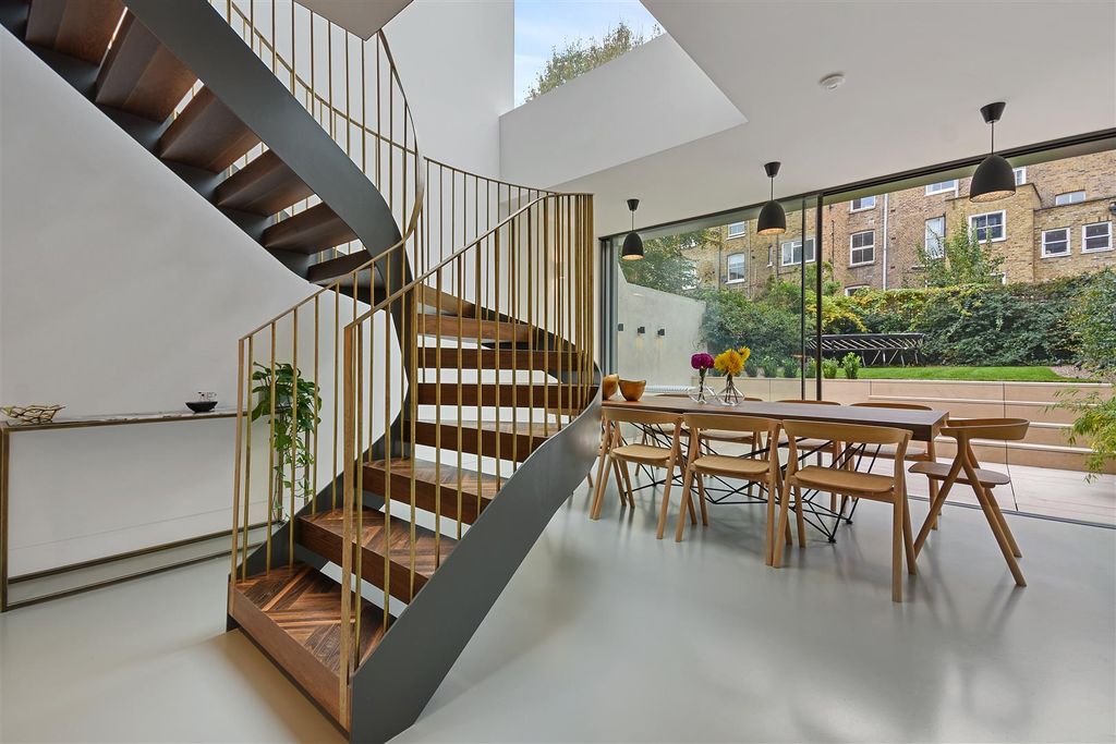 Property photo 2 of 18 Aynhoe Road - Diner.Jpg