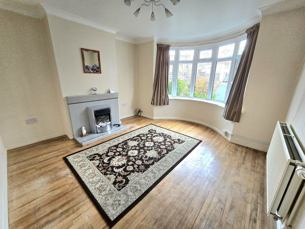 Property photo 3 of 30 Lounge