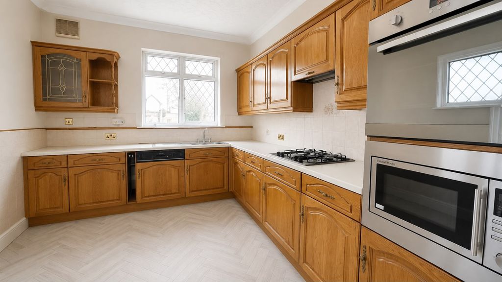 Property photo 1 of 9 3 Bed Semi-Detached House To Rent Upper Brentwood Road, Gidea Park Rm2