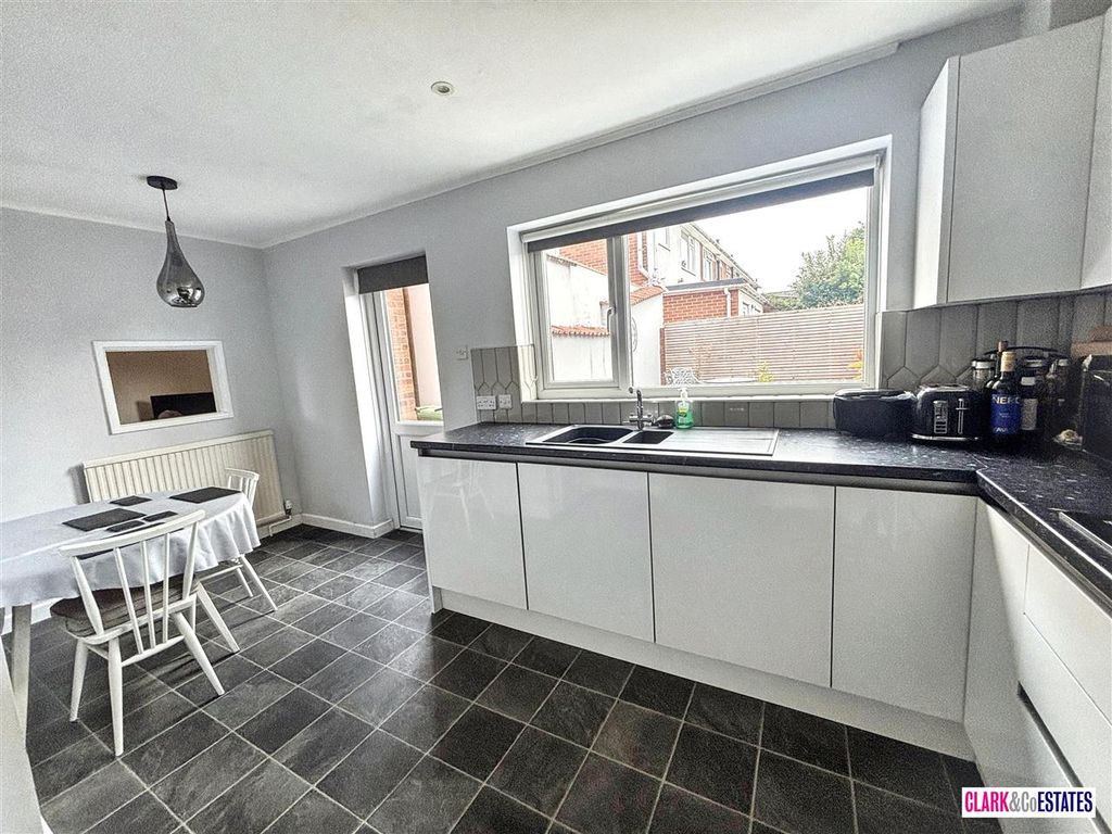 Property photo 3 of 14 Kitchen