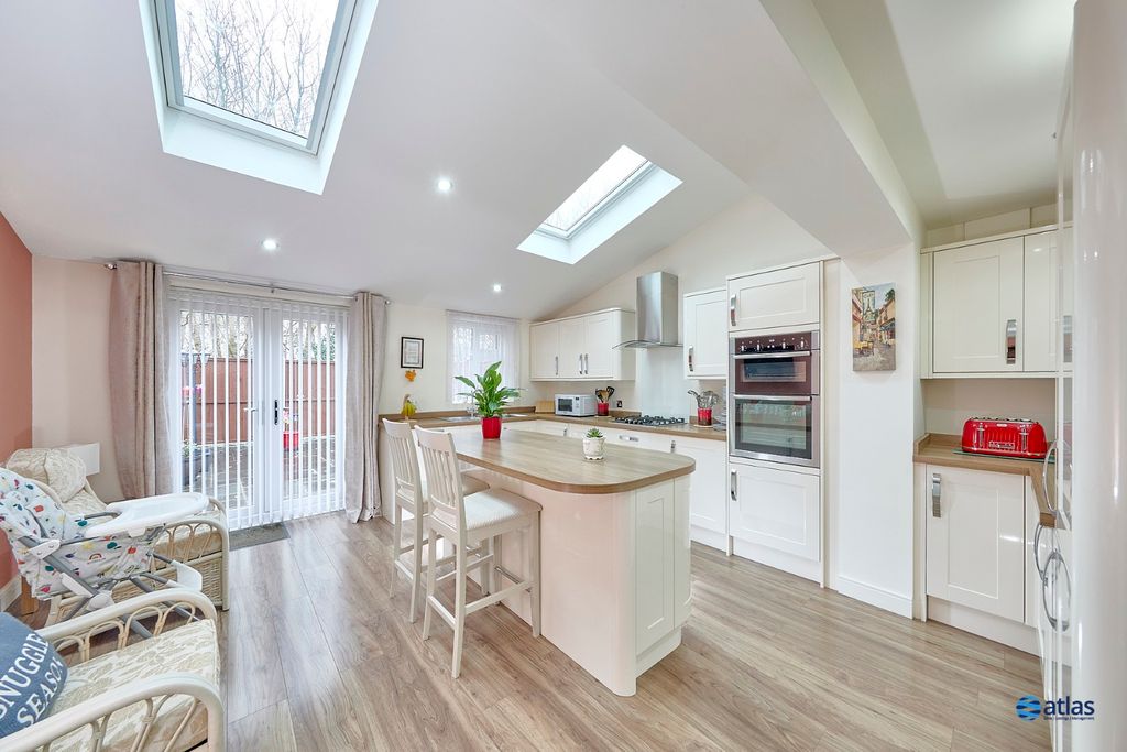 Property photo 2 of 19 Kitchen