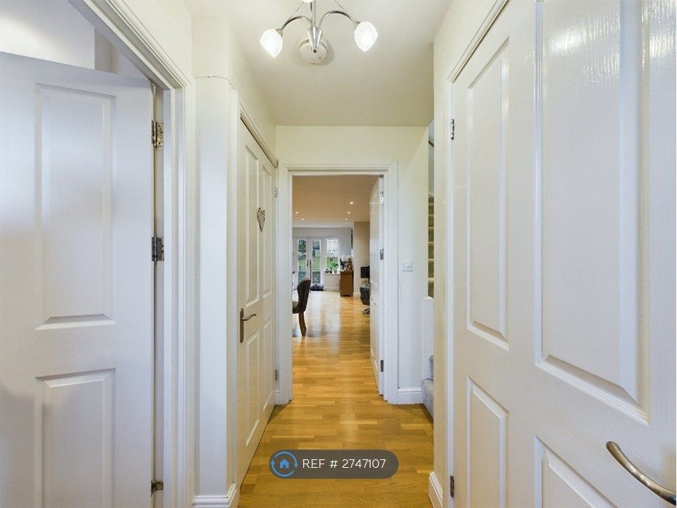 Property photo 3 of 18 Entrance Hall