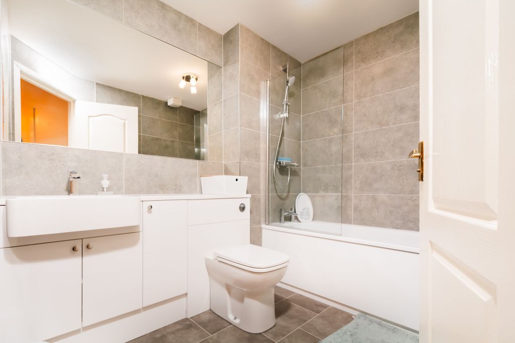 Property photo 3 of 14 Bathroom