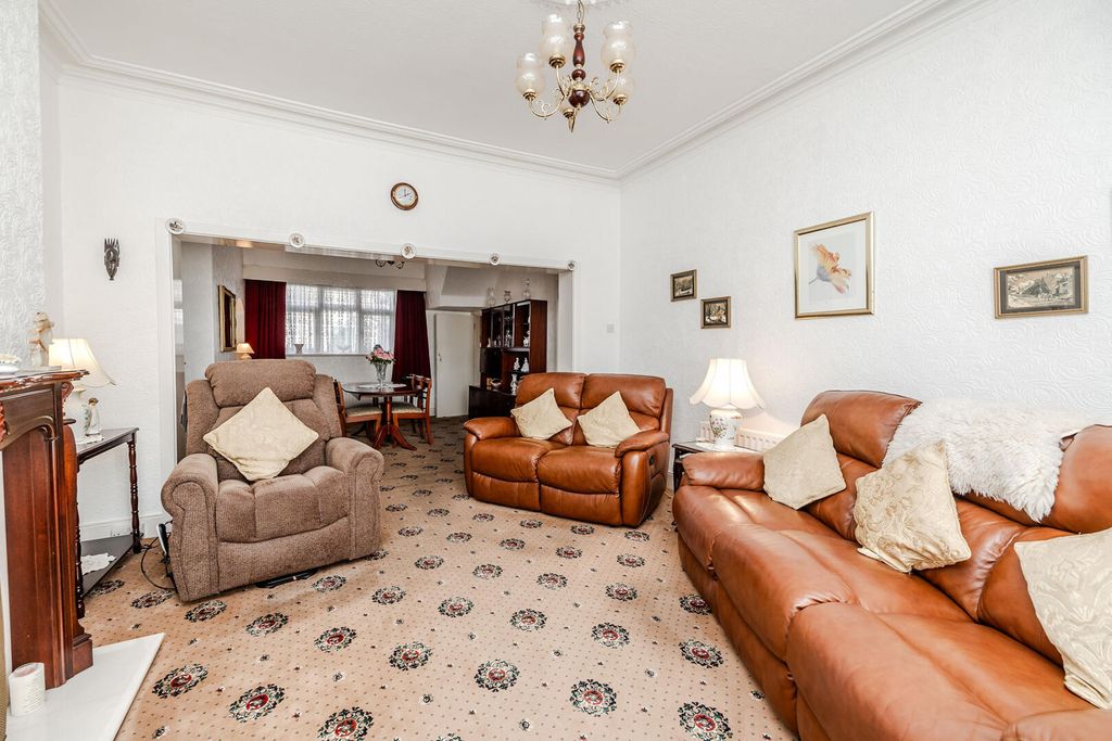 Property photo 2 of 31 Living Room