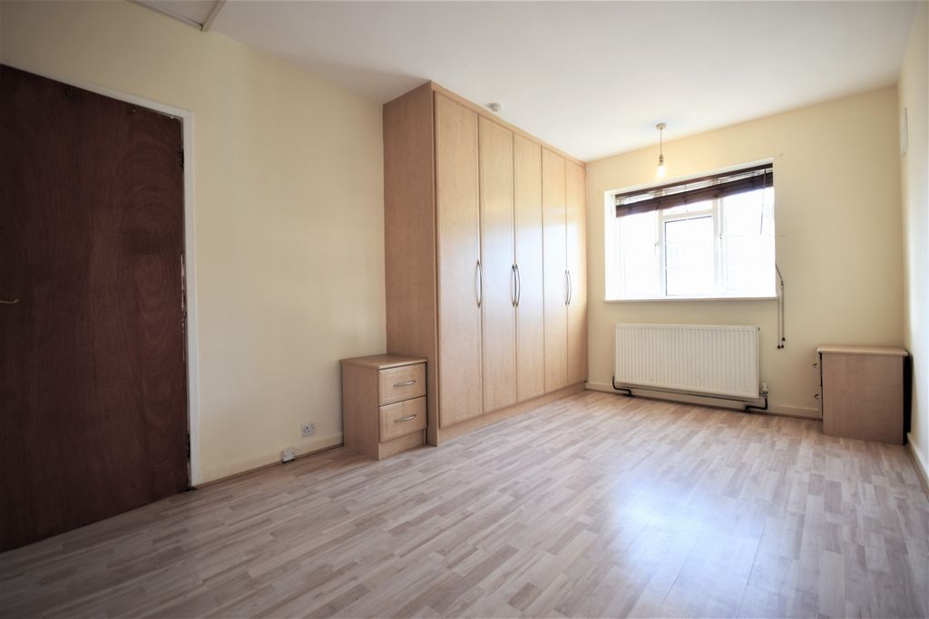 Property photo 3 of 8 Photo 6