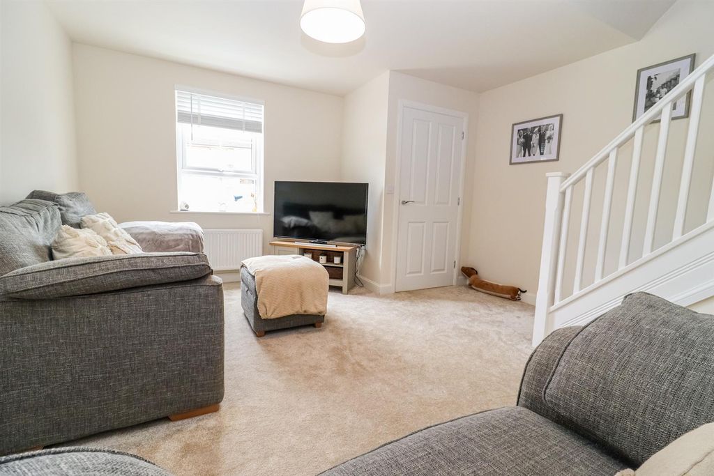 Property photo 3 of 11 Living Room