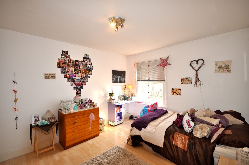 Property photo 1 of 14 A Bright And Inviting Double Bedroom With A Cozy A...