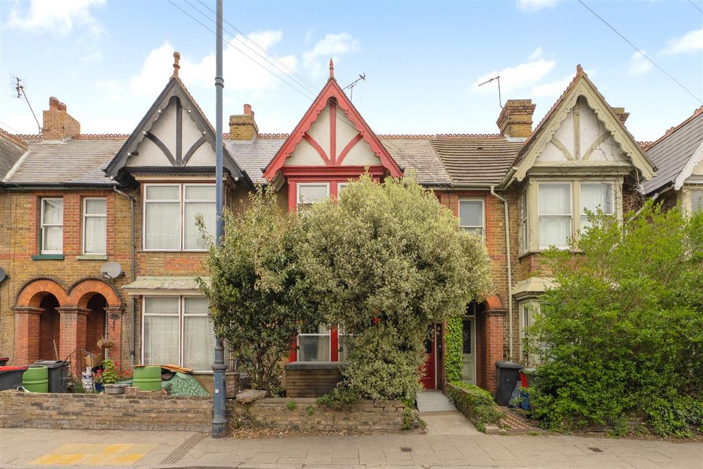 Property photo 1 of 21 Cromwell Road, Whitstable