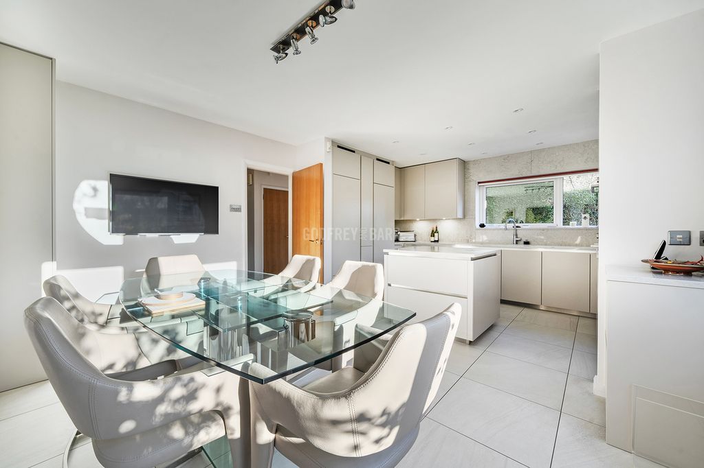 Property photo 3 of 25