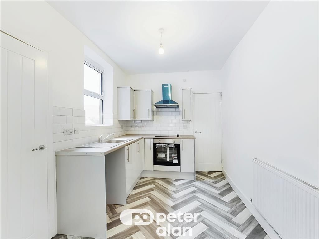 Property photo 3 of 8 Kitchen