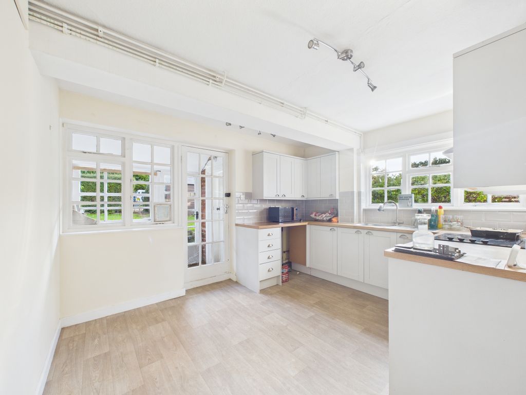 Property photo 3 of 12 Kitchen 1