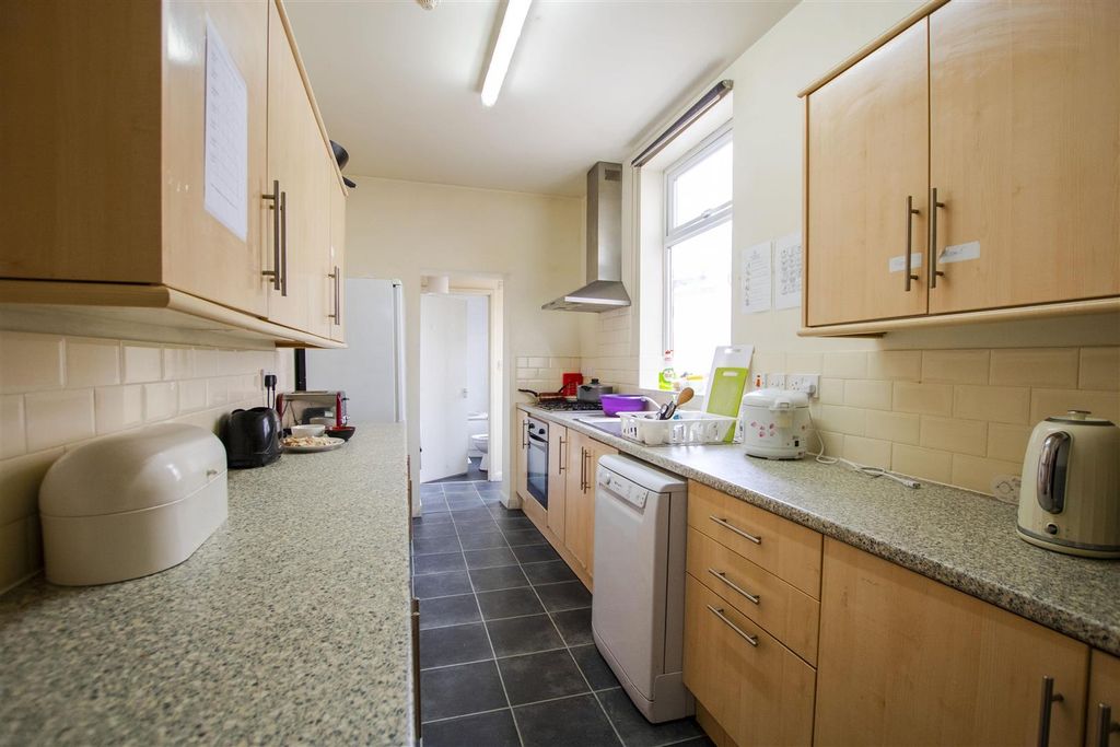 Property photo 2 of 10 Kitchen