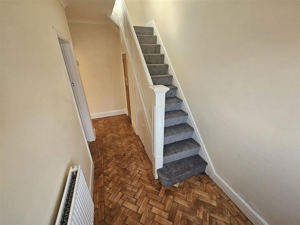 Property photo 2 of 16 Entrance Hall