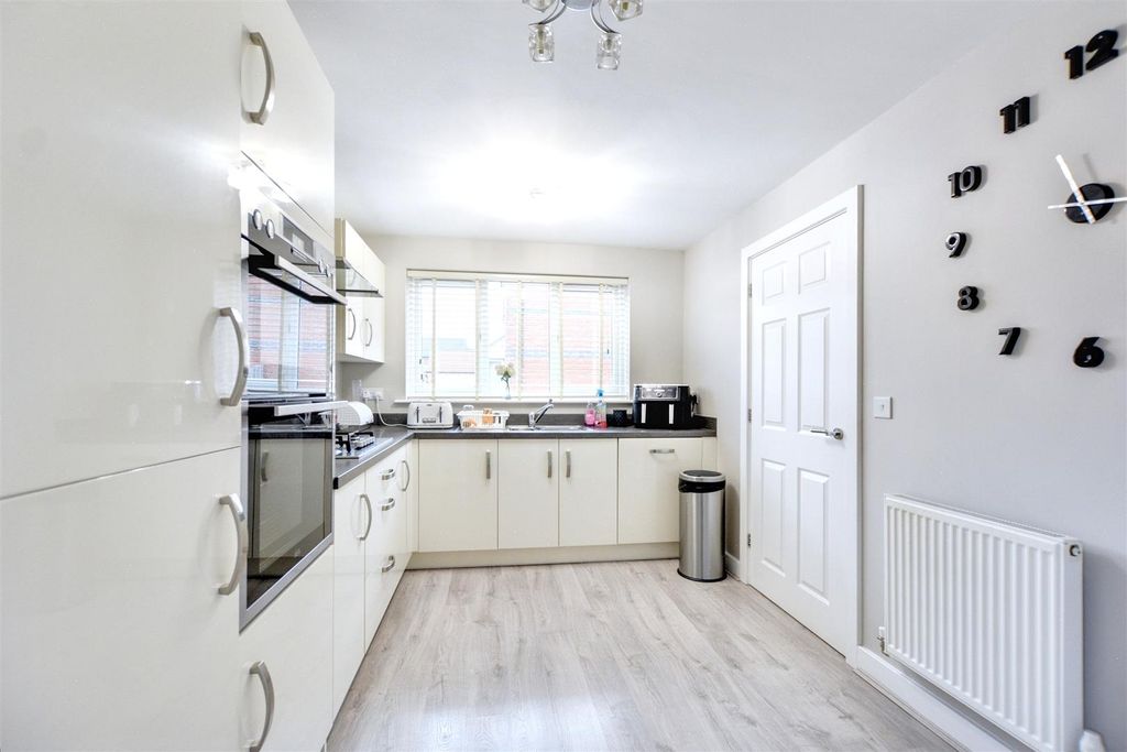 Property photo 3 of 26 Breakfast Kitchen